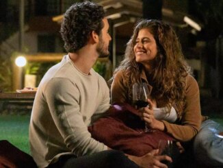 João Raul (Filipe Bragança) e Agrado (Isadora Cruz) namoram no jardim em Coração Acelerado