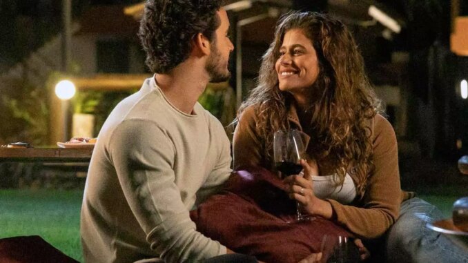 João Raul (Filipe Bragança) e Agrado (Isadora Cruz) namoram no jardim em Coração Acelerado