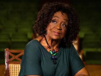 Léa Garcia é homenageada no desfile da Mocidade Alegre