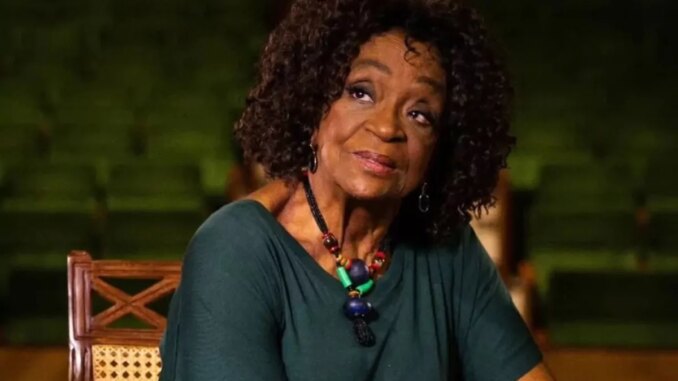 Léa Garcia é homenageada no desfile da Mocidade Alegre