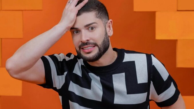 Marcelo posando para o paredão do BBB 26