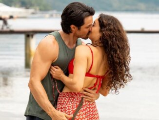 Paulinho (Romulo Estrela) beijando Gerluce (Sophie Charlotte) em