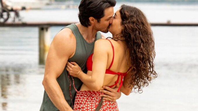 Paulinho (Romulo Estrela) beijando Gerluce (Sophie Charlotte) em 