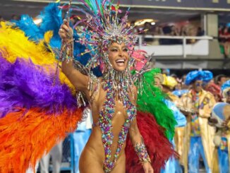 sabrina sato desfilando pela unidos de vila isabel