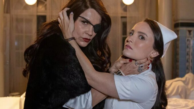 Estela (Larissa Manoela) e Baronesa (Flavia Alessandra) brigam dentro do hospital em 