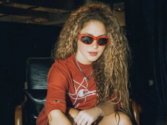 Shakira de óculos vermelhos