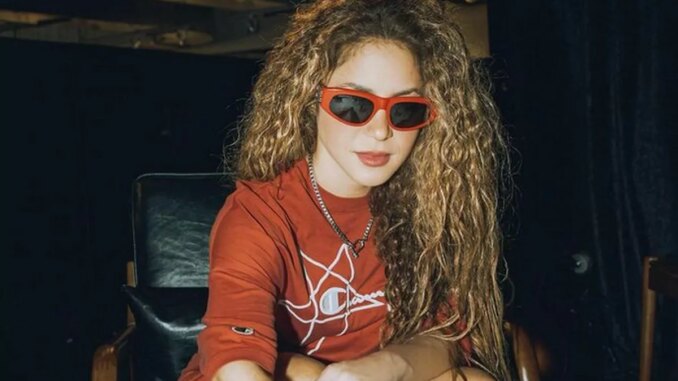 Shakira de óculos vermelhos