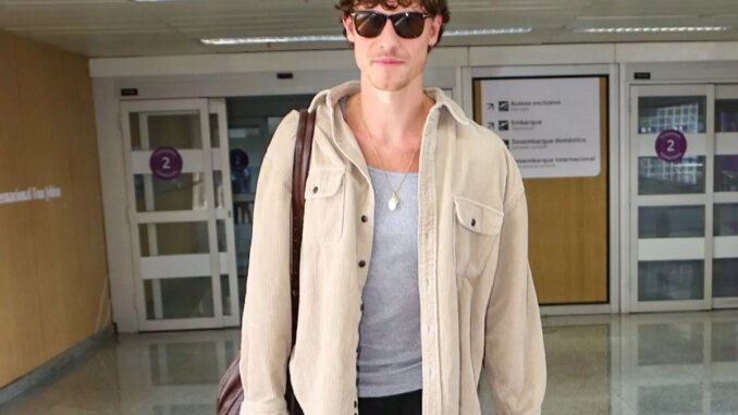 Shawn Mendes desembarcando no aeroporto do Galeão, no Rio de Janeiro
