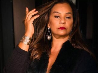 Solange Couto maquiada, mexendo nos cabelos