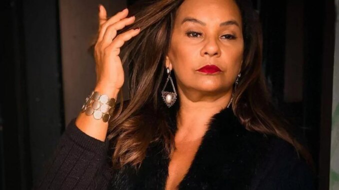 Solange Couto maquiada, mexendo nos cabelos