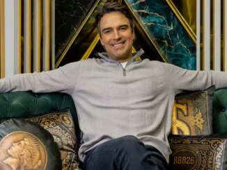 Tadeu Schmidt na sala da casa do BBB 26