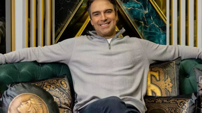 Tadeu Schmidt na sala da casa do BBB 26