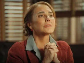 Zulma (Heloísa Périssée) faz cena para delegado ajudá-la a ter Samir (Davi Malizia) de volta em Êta Mundo Melhor